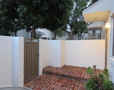 18547 Collins Street - Photo Thumbnail 9