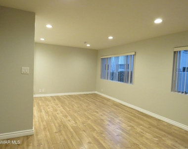 18547 Collins Street - Photo Thumbnail 1