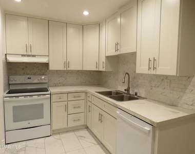 18547 Collins Street - Photo Thumbnail 5