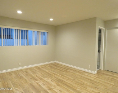 18547 Collins Street - Photo Thumbnail 13