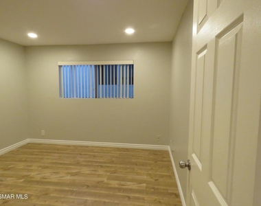 18547 Collins Street - Photo Thumbnail 12