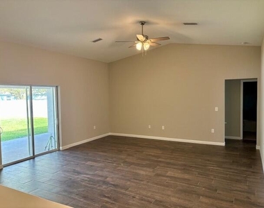 202 Sw Aldoro Place - Photo Thumbnail 5