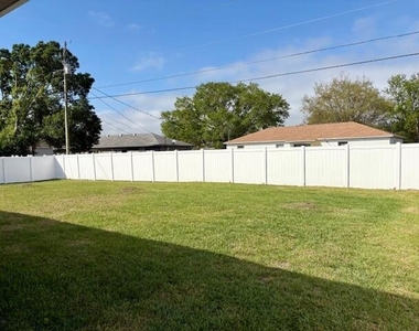 202 Sw Aldoro Place - Photo Thumbnail 2