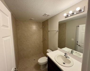 202 Sw Aldoro Place - Photo Thumbnail 17