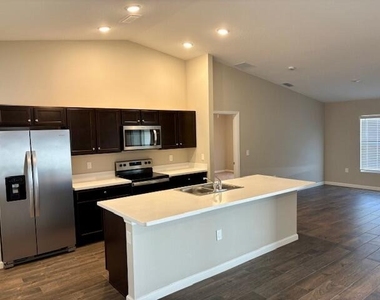 202 Sw Aldoro Place - Photo Thumbnail 7
