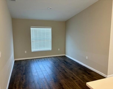 202 Sw Aldoro Place - Photo Thumbnail 8