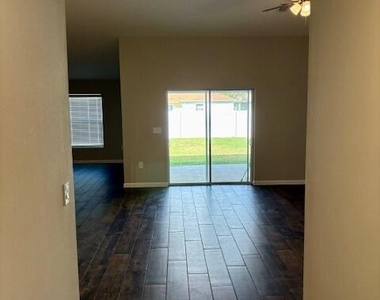 202 Sw Aldoro Place - Photo Thumbnail 4