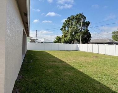 202 Sw Aldoro Place - Photo Thumbnail 3
