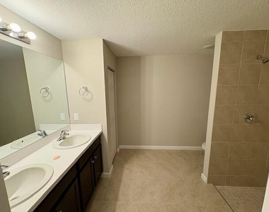 202 Sw Aldoro Place - Photo Thumbnail 13