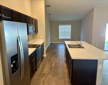 202 Sw Aldoro Place - Photo Thumbnail 6