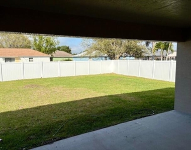 202 Sw Aldoro Place - Photo Thumbnail 1
