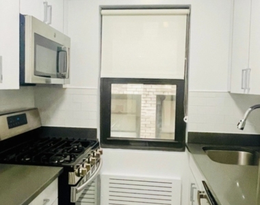 405 East 56th Street - Photo Thumbnail 2