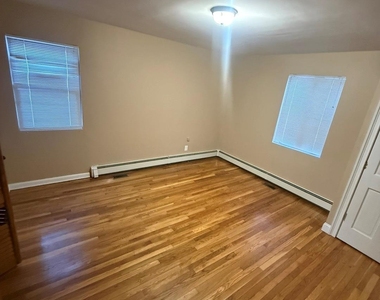396 Chestnut Avenue - Photo Thumbnail 9