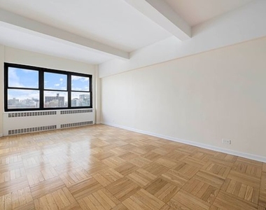930 Grand Concourse - Photo Thumbnail 4
