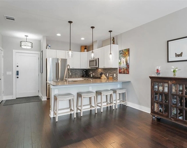 908 Nueces St - Photo Thumbnail 9