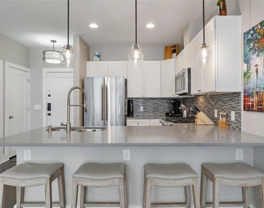 908 Nueces St - Photo Thumbnail 11