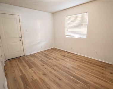 10209 Brownie Dr - Photo Thumbnail 3