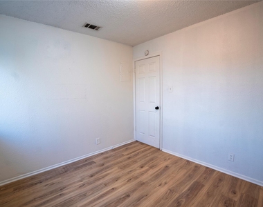 10209 Brownie Dr - Photo Thumbnail 6