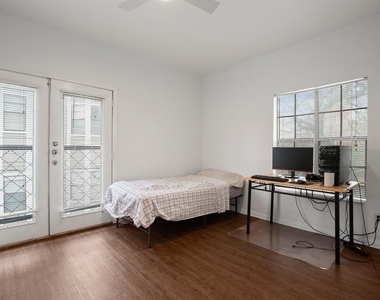 914 W 22nd 1/2 St - Photo Thumbnail 2