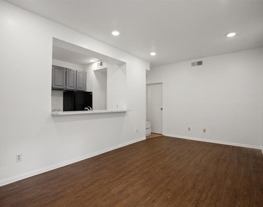 914 W 22nd 1/2 St - Photo Thumbnail 5
