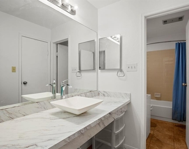 914 W 22nd 1/2 St - Photo Thumbnail 6