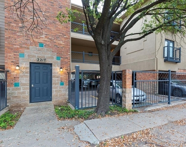 914 W 22nd 1/2 St - Photo Thumbnail 7