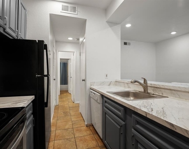 914 W 22nd 1/2 St - Photo Thumbnail 1