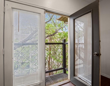 914 W 22nd 1/2 St - Photo Thumbnail 3