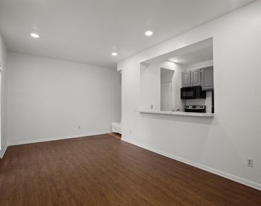 914 W 22nd 1/2 St - Photo Thumbnail 4