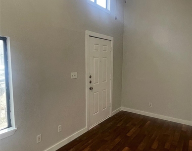 1108 W Mccarty Ln - Photo Thumbnail 6