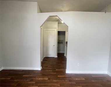 1108 W Mccarty Ln - Photo Thumbnail 4