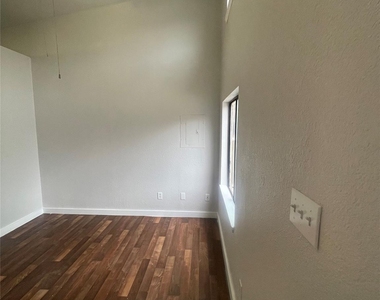 1108 W Mccarty Ln - Photo Thumbnail 2