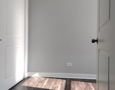 1945 W 48th Street - Photo Thumbnail 13