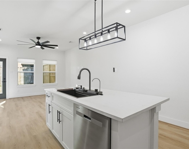 712 Delano Street - Photo Thumbnail 5