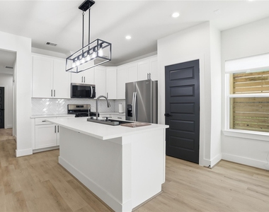712 Delano Street - Photo Thumbnail 2