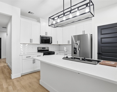 712 Delano Street - Photo Thumbnail 3