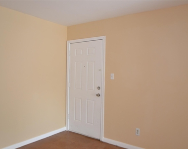 304 Dell Court - Photo Thumbnail 3