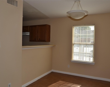 304 Dell Court - Photo Thumbnail 10