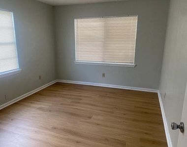 7813 Pruitt Drive - Photo Thumbnail 4