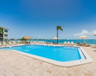 6265 Sun Boulevard - Photo Thumbnail 13
