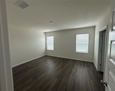 3377 Wakefield Drive - Photo Thumbnail 2