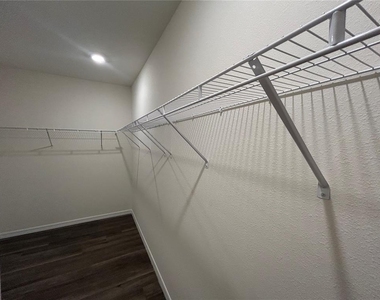 3377 Wakefield Drive - Photo Thumbnail 3