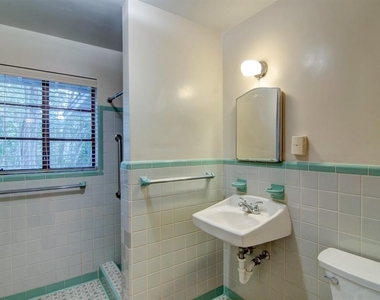 2049 Nw 9th Avenue - Photo Thumbnail 15