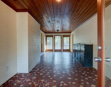 2049 Nw 9th Avenue - Photo Thumbnail 12