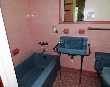 2049 Nw 9th Avenue - Photo Thumbnail 9