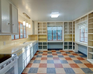 2049 Nw 9th Avenue - Photo Thumbnail 1
