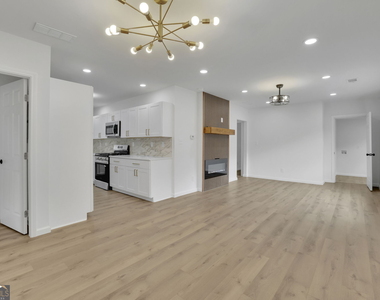 808 S Park Drive Se - Photo Thumbnail 4