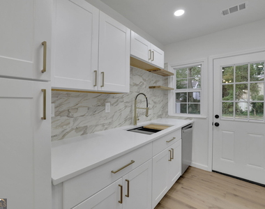 808 S Park Drive Se - Photo Thumbnail 8