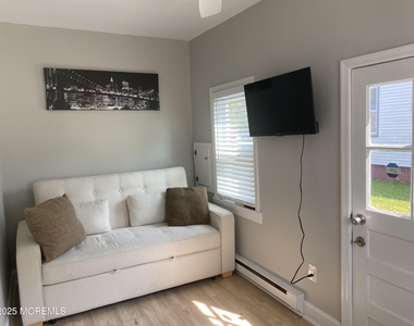 1719 Beverly Avenue - Photo Thumbnail 9