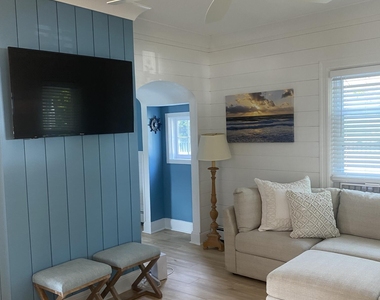 1719 Beverly Avenue - Photo Thumbnail 4